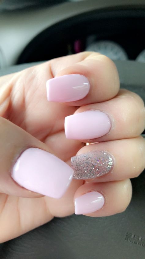 Light Pink with silver glitter 💅🏻 Light Pink And White Nails, Pink Nails With Silver Glitter, Nails Blush Pink, Pink Nails With Glitter Accent, Pink And Silver Nails, Nails With Silver Glitter, Sweet 16 Nails, Light Pink Acrylic Nails, Gel Nail Light