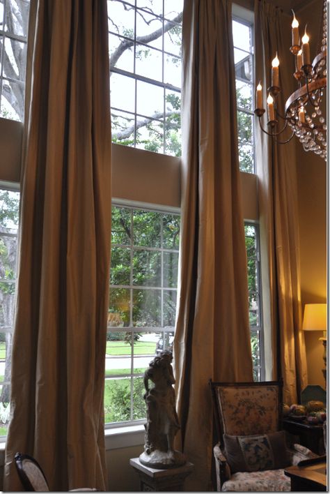 The correct way to treat windows in a very tall room without stealing from the view.  http://cotedetexas.blogspot.com/2009/08/top-ten-design-elements-4.html High Ceiling Curtains, Tall Window Treatments, Long Curtains Living Room, Tall Curtains, Drapery Ideas, Ceiling Curtains, Tall Windows, Long Curtains, Custom Drapes