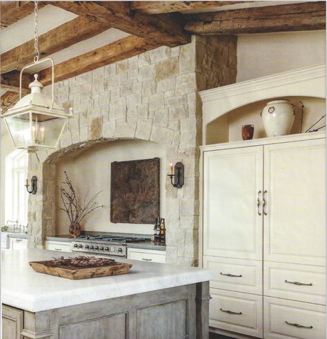 Kitchen Hood Design, Kitchen Country, French Country Kitchens, Kitchen Wood, Stone Backsplash, Stone Kitchen, Kitchen Hoods, French Country Kitchen, French Country House