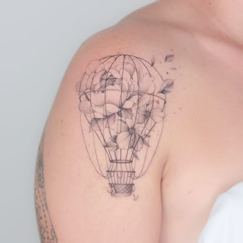 Hot Air Balloon Tattoo, Air Balloon Tattoo, Balloon Tattoo, Tattoo Zeichnungen, Wrist Tattoos For Women, Tattoo Feminina, Symbolic Tattoos, Popular Tattoos, Creative Tattoos