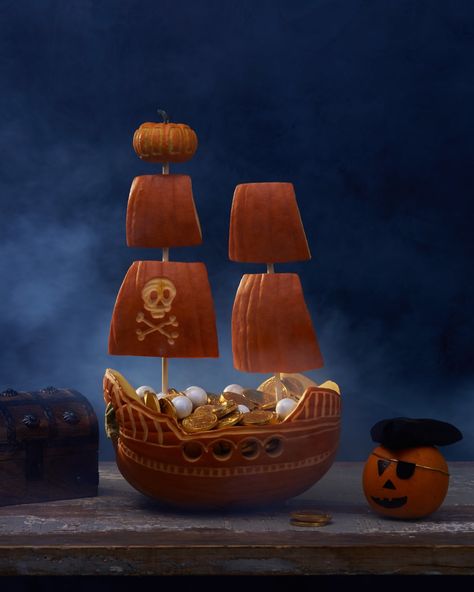 Calling all swashbuckling pirates! Transform a pumpkin into this brigantine-style boat using our printable templates for sails and an etched skull-and-bones insignia. Awesome Pumpkin Carvings, Pirate Pumpkin, Cat Pumpkin Carving, Pumpkin Carving Contest, Creative Pumpkin Carving, Pumpkin Contest, Halloween Pumpkin Designs, Popular Crafts, Creative Pumpkins