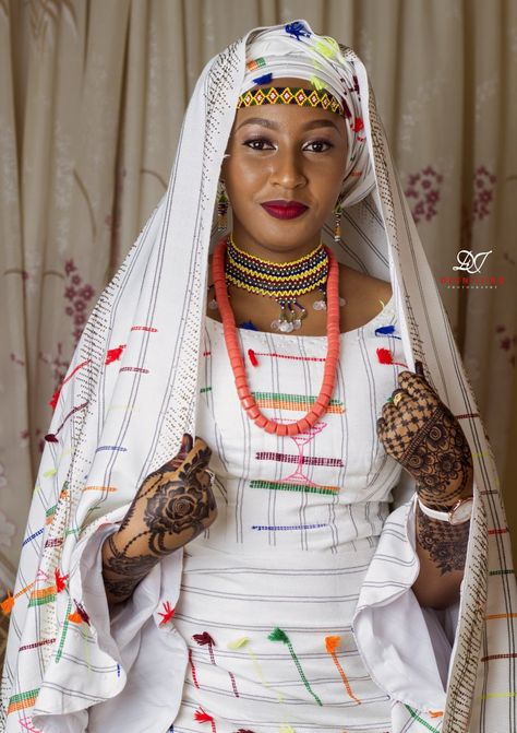 A beautiful Hausa fulani girl Hausa Culture Dress, Fulani Outfit For Women, Fulani Attire For Women, Fulani Dress Styles, Hausa Traditional Attire For Women, Fulani Traditional Attire, African Traditional Wedding Dress Nigerian Bride, Hausa Styles For Women, Nigerian Traditional Wedding Dress