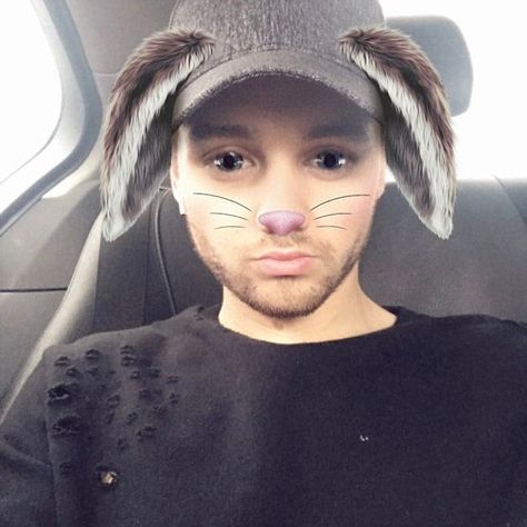 'To my two very special ladies': Liam Payne posted a Mother's Day message to Cheryl and his own mother on Instagram with a selfie of the singer using the bunny filter Gambar One Direction, Liam James, Goofy Pictures, Mia 3, One Direction Memes, Sweetie Pie, Silly Images, Very Funny Pictures, Silly Pictures