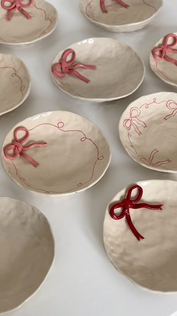 Myo Studio on Instagram: "result of the bow dishes🎀 it’s so much fun to create them, can’t wait to experiment more with bows 💞" What To Make Out Of Clay Ideas, Bow Clay Art, Ideas Clay Art, Cute Kitchen Things, Porcelain Ceramics Pottery, Clay Dishes Ideas, Quick Ceramic Projects, Things To Make Of Clay, Things To Do Out Of Clay