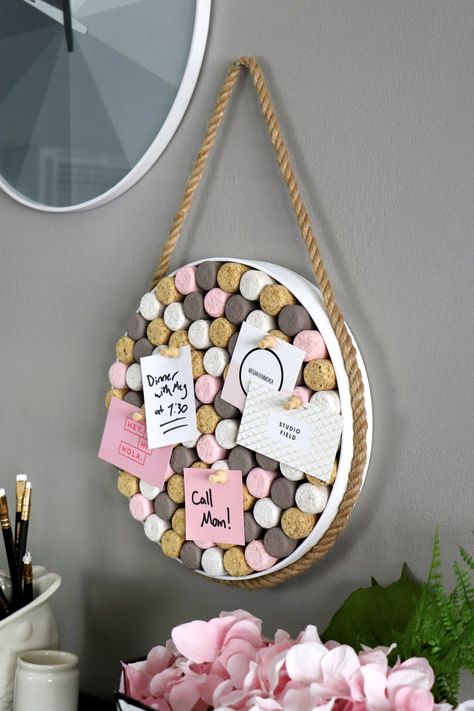 DIY Wine Cork Corkboard - Karen Kavett Recycler Diy, Upcycled Wine Corks, Paper Wreath Diy, Wine Cork Board, Cork Diy Projects, Diy Cork Board, Cork Crafts Christmas, Wine Cork Diy Crafts, Diy Gifts To Make