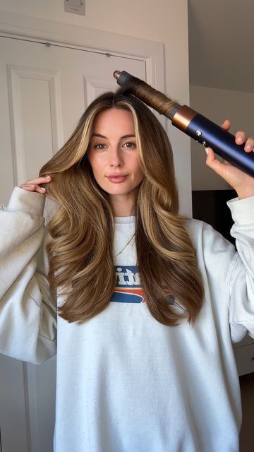 Holly Carr on Instagram: "Volume airwrap routines 🤝🏼 @spacenk   Using; @dysonbeauty Airwrap 30mm barrel  @hairbysammcknight save the do  @dysonbeauty Chitosan pre-styling cream  @hairbysamcknight modern hairspray  @kerastase_official elixir ultime  @hairbysammcknight cool girl texture mist   *airwrap pr - @spacenk 🫶🏼  #airwrap #dysonairwrap #mydyson #volumehair #airwraptutorial" Dyson Blowout Hair, Dyson Air Wrap Hair, Dyson Air Wrap Hairstyles, Dyson Curls, Airwrap Hairstyles, Dyson Airwrap Hairstyles, Airwrap Dyson, Dyson Air Wrap, Dyson Airwrap