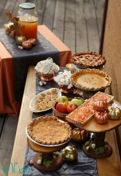 How to Freeze Homemade Pies for the Holidays to Help Save Your Sanity | Tikkido.com Fall Party Ideas, Desserts Fall, Food Display Table, Fall Party Food, Desserts Thanksgiving, Thanksgiving Desserts Table, Thanksgiving Dinner Table, Frozen Pie, Thanksgiving Food Desserts