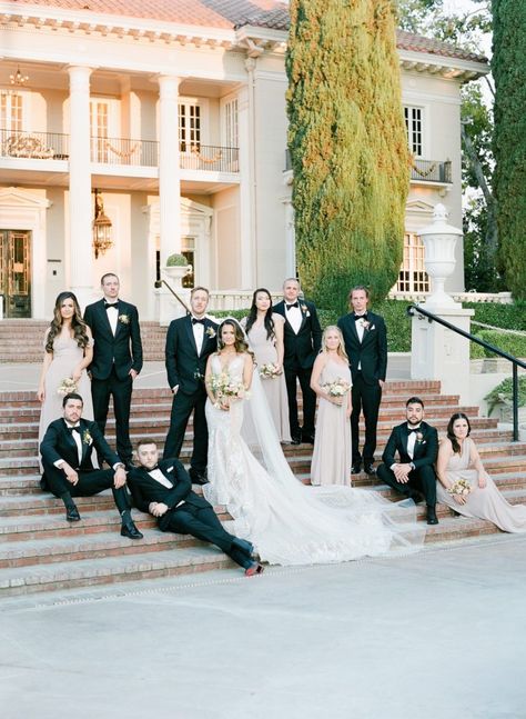 Bridal party poses in front of the Grand Island Mansion Grand Island Mansion Wedding, Grand Island Mansion, Wedding Getaway Car, Island Mansion, Beautiful Mansion, Berta Wedding, Wedding In California, Rime Arodaky, Celebrity Bride