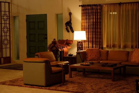 Once Upon a Time in Hollywood - 2019 - Set design Taylor Swift House Interior, Film Living Room, Hollywood Living Room, Leonardo Dicaprio Brad Pitt, 80s Living Room, Hollywood Room, Quentin Tarantino Films, 70s House, Creative Room