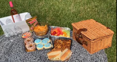 Fun last minute picnic idea. Low cost and not time consuming. Great to do on a weekend with family, friends, and loved ones 💕 Picnic Food Ideas, Food Picnic, Picnic Date, Picnic Food, Picnic Foods, Picnic Basket, Low Cost, Last Minute, Family Friends