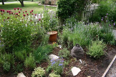 Colonial Garden, Outdoor Herb Garden, Herb Garden Design, Potager Garden, Edible Landscaping, Front Yard Garden, Garden Designs, Garden Layout, Garden Cottage