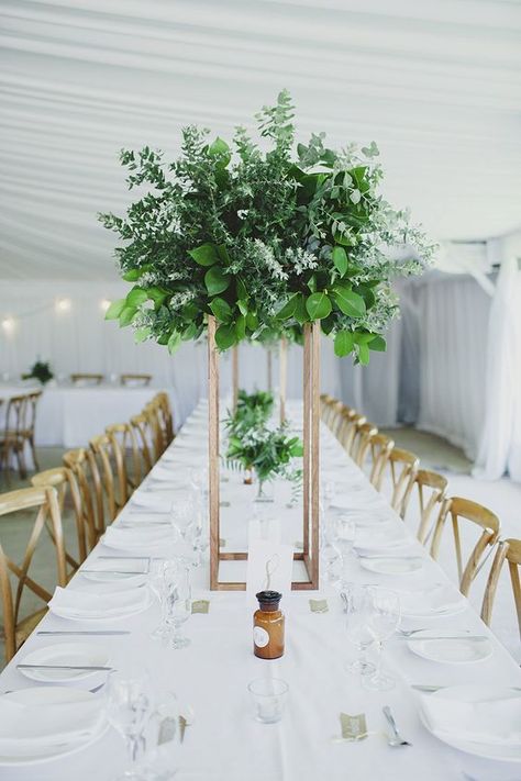 wedding reception centrepiece with greenery via life photography / http://www.himisspuff.com/greenery-wedding-color-ideas/13/ Greenery Centerpieces, Minimalist Wedding Reception, Greenery Wedding Centerpieces, Greenery Wedding Decor, Greenery Centerpiece, Minimalist Wedding Decor, Tall Wedding Centerpieces, Tafel Decor, Modern Wedding Decor