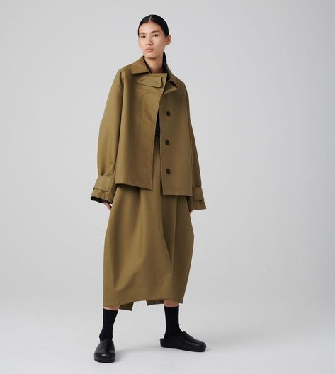 Studio Nicholson on Instagram: “The Abel Short Trench & The Reyna skirt | Both in a polished shower-proofed Italian Drill | #studionicholson #modularwardrobe” Modular Wardrobes, 30s Fashion, Studio Nicholson, Knit Outerwear, Functional Fashion, Suits And Jackets, Winter Skirt, Fashion Victim, 가을 패션