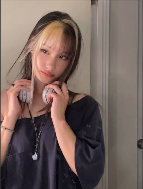 headphones
kbeauty
jbeauty 
korean style
japanese style
dyed hair
blonde hair Dyed Bangs, Hair Color Underneath, Hair Inspo Color, Hair Art, Hairstyles With Bangs, Pretty Hairstyles, Hair Goals, Dyed Hair, Hair Inspo