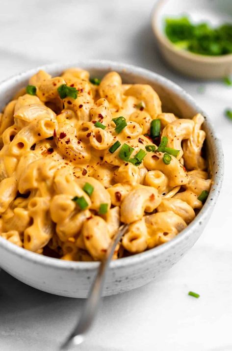 Hummus Mac And Cheese, Mac And Cheese Photography Food Styling, Mac And Cheese Photography, Mac And Cheese Meal Prep, Gluten Free Mac And Cheese Recipe, Easy Thai Peanut Sauce, Veggie Soups, Buffalo Mac And Cheese, Gluten Free Mac And Cheese