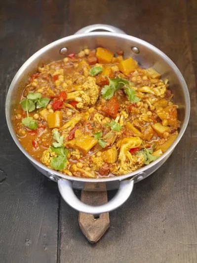 Olivers Vegetables, Jalfrezi Curry, Vegetable Jalfrezi, Easy Vegetable Curry, Vegetable Curry Recipes, Jamie Oliver Recipes, Vegetable Curry, Tikka Masala, Jamie Oliver