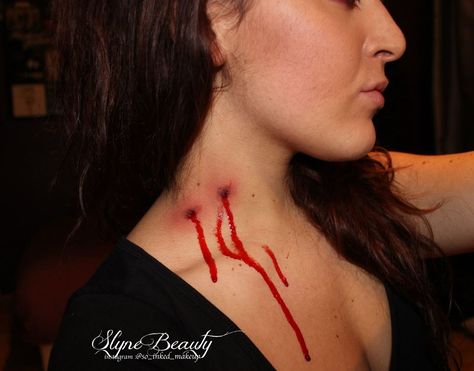 Vampire Bite Makeup Neck, Rhinestone Vampire Makeup, Blood Make Up Look, Vampire Diaries Makeup Halloween, Vampire Victim Makeup, Vampire Sfx Makeup, Vampire Costume Women Makeup, Dracula Halloween Makeup, Vampire Costume Simple