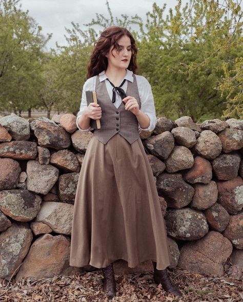 How To Style Pinafore Dress, British Style Women Outfits Summer, Detective Woman Outfit, Vintage Explorer Outfit, Enola Holmes Inspired Outfits, Detective Costume Women, 1950s Cottagecore, Hogwarts Legacy Outfits, Laurie And Jo