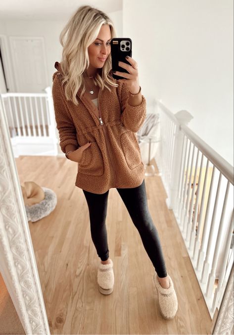 Sherpa Bag Outfit, Tan Sherpa Jacket Outfit, Brown Leggings Outfit, Jacket Fall Outfit, Sherpa Jacket Outfit, Fall Style Casual, Cute Lounge Outfits, Leggings Outfit Winter, Lounge Outfits