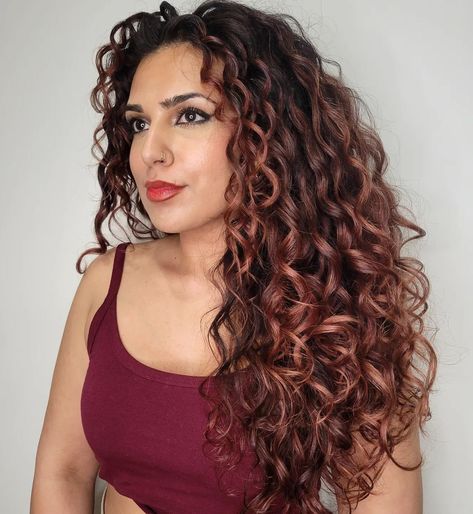 Red Brown Balayage on Extra Long Curly Hair Latina Curly Hair Color Ideas, Strawberry Brown Hair Curly, Curly Balayage Hair Red, Hair Color Ideas For Brown Skin Indian Curly Hair, Cooper Brown Hair Color Highlights, Balayage For Curly Hair Natural Curls, Curly Hair Red Balayage, Curly Copper Highlights, Curly Red Balayage