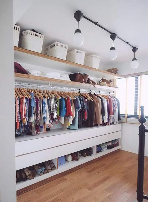 Singapore Bedroom, Bed Closet, Reka Bentuk Bilik Tidur, Scandinavian Homes, Organized Closet, Closet Organization Ideas, Walking Closet, Closet Design Layout, Closet Renovation