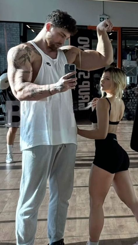 Couple Gym Goals, Gym Couple Aesthetic, Cute Couple Aesthetic, Couple Aesthetics, Gym Couple, Medium Hair Styles For Women, Cute Couple Outfits, Concept Clothing, Cute Relationship Photos