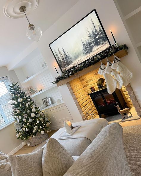 Fireplace At Christmas, Media Wall Christmas, Fireplace Wall Design, Living Room At Christmas, Christmas Decoration Living Room, Log Burner Living Room, Christmas Lounge, Christmas Living Room Decor, Lights For Christmas