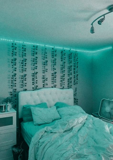 Teal Room Ideas Aesthetic, Teal Walls Bedroom Aesthetic, Cyan Room Decor, Ocean Blue Room Ideas, Aesthetic Teal Room, Teal Themed Bedroom, Teal Room Aesthetic Bedroom, Turquoise Aesthetic Bedroom, Turquoise Bedroom Aesthetic