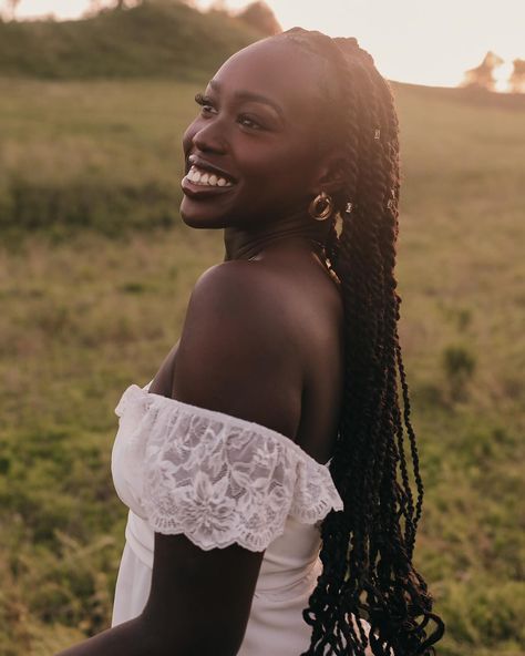 Natural beauty Senior Portraits Ideas Black Women, Senior Portrait Black Women, Senior Picture Natural Hairstyles, Senior Picture Ideas Black Women Outside, Natural Hair Graduation Pictures, Black Senior Pictures, Facial Photoshoot, Senior Pictures Black, Senior Picture Ideas Black Women