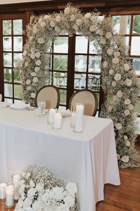 White Wedding Head Table Decor, White Roses Reception, Baby's Breath Sweetheart Table, White Roses And Babysbreath, Wedding Table For Bride And Groom, Head Table Arch, Baby Breath Arch, Liopetro Wedding, Bride And Groom Table Ideas