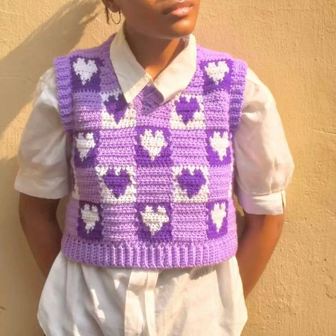 Cute Crochet Sweater Vest, Crochet Heart Vest, Crochet A Vest, Crochet Vest Outfit, Heart Crochet Pattern, Diy Crochet Cardigan, Crochet Cardigan Tutorial, Crochet Sweater Design, Crochet Sweater Vest