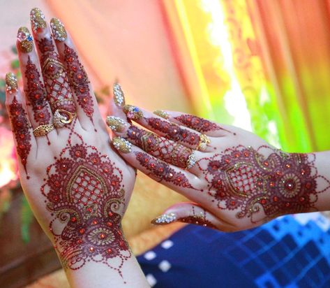 Maroon henna by @hikmahapril_ Wedding Maroon, Henna Mehndi Designs, Mehandhi Designs, Inai Pengantin, Bridal Mehndi Dresses, Henna Wedding, Tato Henna, Henna Art Designs, White Henna