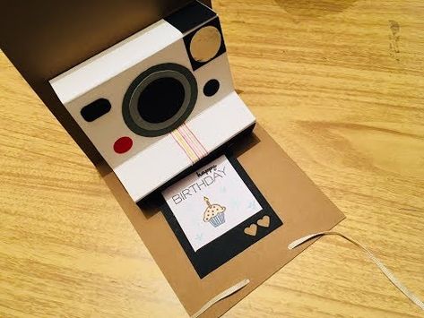 DIY: Tarjeta pop up polaroid/ tarjeta cámara instantánea/ cardmaking - YouTube Box Pop Up, Scrapbook Pop Up Ideas, Camera Pop Up Card, Carte Pop Up, Pop Up Diy, Polaroid Diy, Tarjetas Pop Up, Pop Up Card Templates, Pop Up Greeting Cards