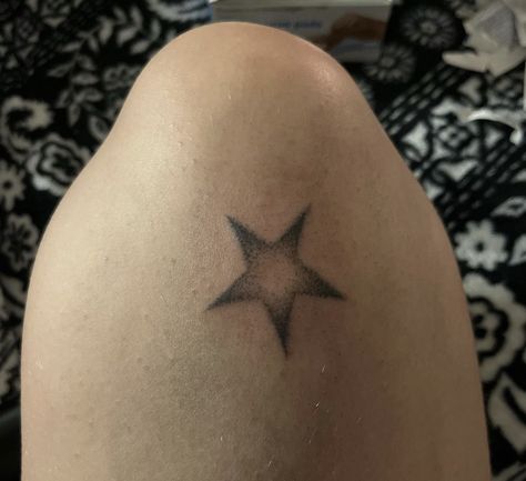 Scraped Knee Tattoo, Star Knee Tattoo, Behind Knee Tattoo, Small Knee Tattoo, Stick N Poke Ideas, Above Knee Tattoos Women, Knee Tats, Tattoo Above Knee, Skin Doodles