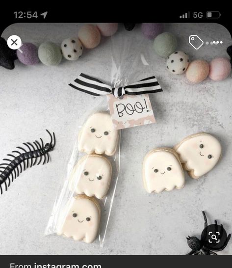 Halloween Cookie Designs, Ghost Sugar Cookies, Cookie Printable, Halloween Sugar Cookies Decorated, Halloween Torte, Postres Halloween, Halloween Cookies Decorated, Royal Iced Cookies, Halloween Sugar Cookies