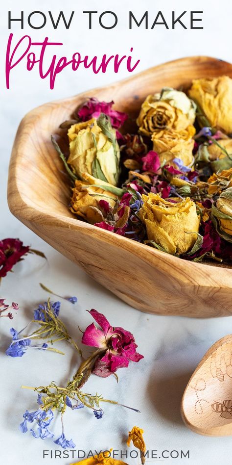 Bowl of dried flower potpourri with text that reads "How to Make Potpourri" Make Potpourri, Potpourri Diy, How To Make Potpourri, Diy Potpourri, Potpourri Recipe, Using Dried Flowers, Dried Potpourri, Homemade Potpourri, Dried Flowers Diy