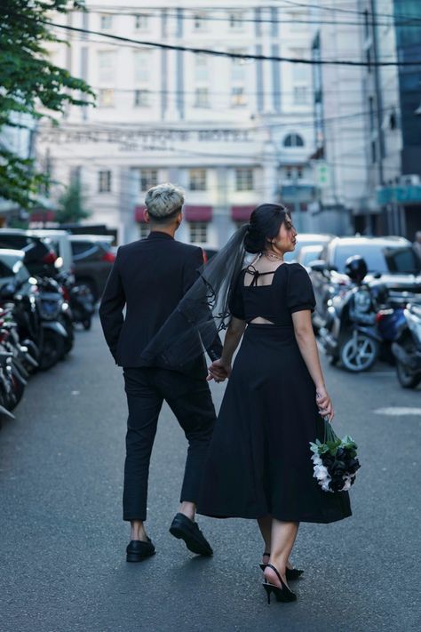 Black Outfit Prewedding, Black Prewedding Photo Ideas, Casual Outfit Prewedding, Priweding Photos Outdoor, Inspirasi Prewedding Hijab, Prewedding Pose Ideas, Casual Prewedding Outdoor, Prewedding Ideas Outdoor Casual, Street Prewedding Photo Ideas