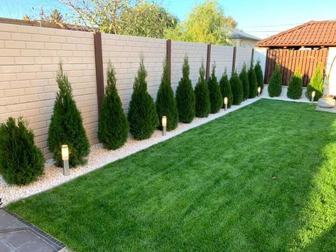 Landscaping Along Fence Pots & Planters, Alley Driveway Ideas, Landscape Around Fence Line, Aesthetic Front Yard, Modern Backyard Ideas, Porch Landscaping, Front Garden Landscape, Small Front Yard Landscaping, Modern Backyard Landscaping