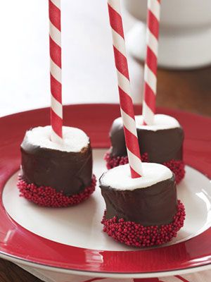 Easy hot chocolate stirrers: Stick marshmallows on the end of straws or candy cane sticks. | 38 Clever Christmas Food Hacks That Will Make Your Life So Much Easier Chocolate Stirrers, Easy Holiday Decorations, Hot Chocolate Stirrers, Winter Foods, Monkey Bread, Holiday Food, Christmas Goodies, Cake Pop, Noel Christmas