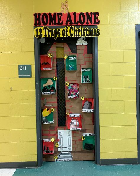 Door decorating competition whith home alone theme Home Alone Christmas Door, Holiday Door Ideas, Home Alone Door Decorating Contest, Funny Christmas Door Decorations, Home Alone Theme, Christmas Classroom Door Ideas, Classroom Christmas Decor, Classroom Door Decorating, Door Decorations Classroom Christmas