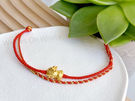 Pixiu Jewelry, Charm Bracelet Tutorial, Money Bracelet, Chinese Bracelet, Holiday Bracelets, Chinese Mythology, Lucky Bracelet, Red String, Red Bracelets