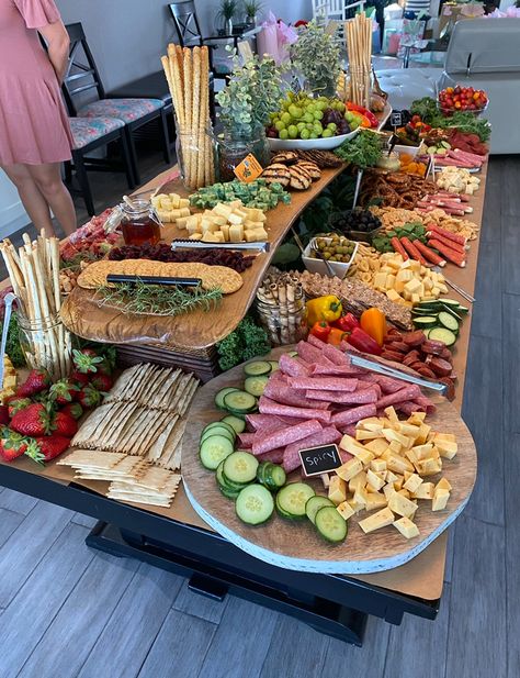 Charcuterie Board Meats, Party Food Buffet, A Charcuterie Board, Charcuterie Inspiration, Party Food Platters, Charcuterie And Cheese Board, Charcuterie Recipes, Food Displays, Grazing Tables