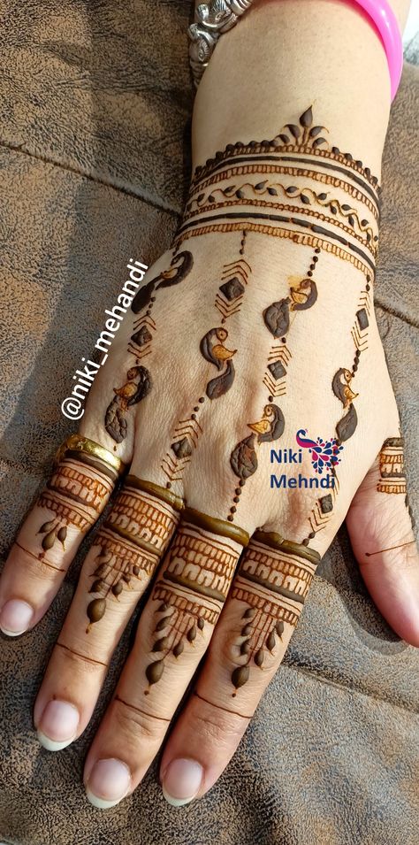 Swastik Mehandi Design, Simple Mahendi Design Modern, Back Hand Check Mehndi Design, Ganpati Mehndi Design, New Mahendi Design, Simple Back Hand Mehndi Designs, Peacock Mehndi, Mehndi Designs 2018, Henna Tattoo Hand