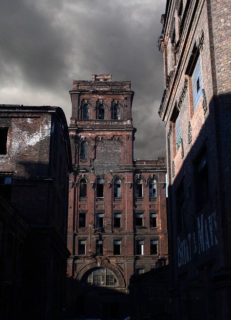 Old Factory Building, Urban Decay Photography, Old Abandoned Buildings, Factory Architecture, Derelict Buildings, Abandoned Factory, Factory Building, Industrial Architecture