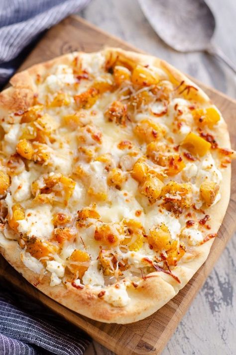 22 Naan Pizza Recipes That Make Speedy Weeknight Meals Airfryer Squash, Squash Goat Cheese, Easy Naan Recipe, Hummus Pizza, Chicken Flatbread Pizza, Naan Bread Pizza, Naan Pizza Recipes, Naan Flatbread, Goat Cheese Pizza