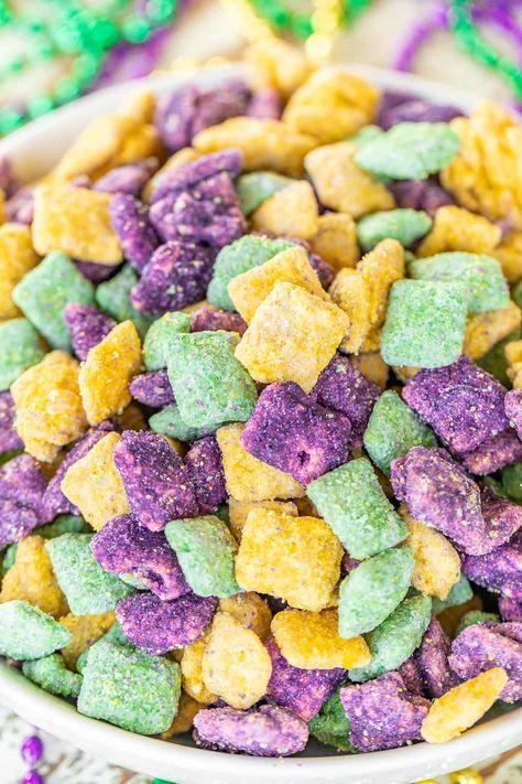 Mardi Gras Muddy Buddies – cinnamon Chex cereal tossed in peanut butter, yellow, purple, and green candy melts, powdered sugar, and colored sugar. This stuff is SO good! I am totally addicted to it!! This recipe makes a TON! Whip up a batch and share with friends and family. #mardigras #puppychow #muddybuddies #chex #candy #dessert Mardi Gras Snacks, Mardi Gras Desserts, King Cake Bites, Cinnamon Chex, Muddy Buddies Recipe, Puppy Chow Recipes, Mardi Gra, Mardi Gras King Cake, Mardi Gras Food