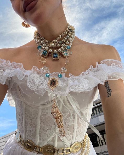 Maximalist accessorizing with Pearl necklaces. Baroque romantic white lace styling. Baroque Aesthetic Fashion, Benulus Fashion, Grunge Alt Aesthetic, Maximalist Outfit, Pearl Outfit, Rococo Aesthetic, Preppy Old Money, Baroque Jewelry, Modern Baroque