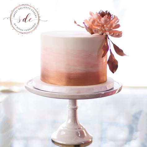 Rose Gold Birthday Cake For Women, 50 Birthday Cake Ideas For Women, 50th Birthday Cake For Women, Gold And White Cake, Birthday Cake Roses, Rose Gold Wedding Cakes, Rose Gold Cake, Fiesta Cake, 40th Cake