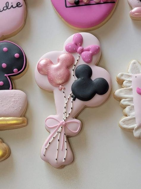 Minnie Mouse Brownies, Mini Mouse Cookies Royal Icing, Minnie Birthday Party Food, Minnie Mouse Royal Icing Cookies, Daisy Duck Cookies, Oh Twodles Cookies, Disney Birthday Cookies, Minnie Mouse Cookies Decorated, Disney Sugar Cookies