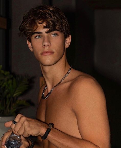 William Roepstorff, Brunette Boys Aesthetic, Surfer Guys, Surfer Boys, Surfer Boy, Cute Guy Pics, Cute Brunette, Cute White Guys, Blonde Boys